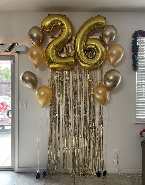 number 26 helium balloon and gold fringe tassel backdrop Nacho Bar, Birthday Backdrop Simple, Helium Balloon Bouquet, Background Balloons, Backdrop Simple, Gold Theme Party, Balloon Bouquet Diy, Fringe Backdrop, Diy Birthday Backdrop