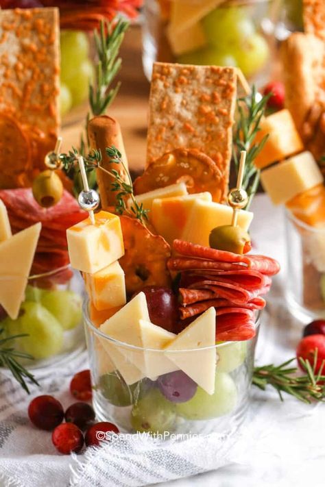 Make these pretty and convenient individual charcuterie cups for ideal portable appetizers that are sure to make an impression at any gathering. These are like tiny charcuterie boards with a selection of meats, cheeses, grapes, pickles, and breadsticks or crackers. It's all arranged in clear plastic cups or glasses. Make them for parties, wedding showers, or anytime a quick, healthy snack is wanted. #charcuteriecups #charcuteriecup #individualcharcuteriecups #spendwithpennies Charcuterie Cups, Spend With Pennies, Holiday Appetizer, Charcuterie Inspiration, Charcuterie And Cheese Board, Charcuterie Recipes, Snacks Für Party, Party Food Appetizers, Food Platters