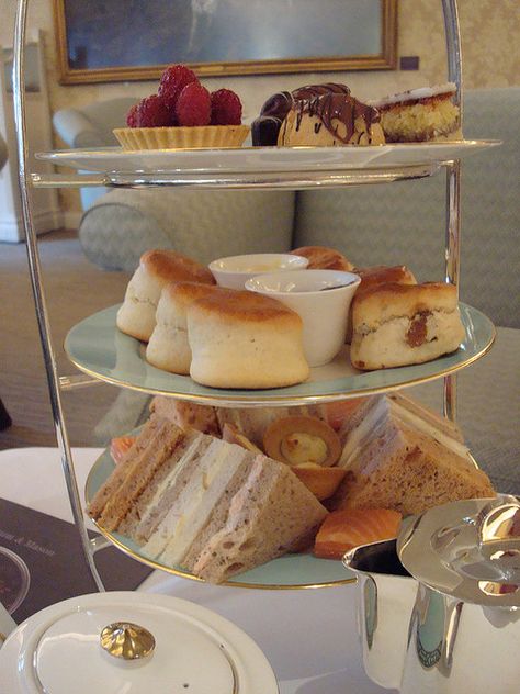 Afternoon Tea at Fortum and Mason, London Chip Dips, Mason London, Cakes And Pastries, Afternoon Tea Recipes, Tea Party Food, Afternoon Tea Parties, Tea Sandwiches, Tea Recipes, Cafe Food