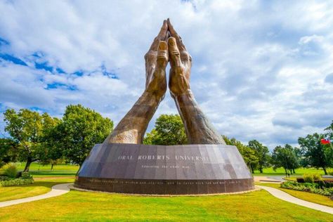 Sculptures Of Hands Around The World Outdoor Sculpture Ideas, Facade Concept, Urban Installation, Circle Sculpture, Monument Ideas, Lorenzo Quinn, Green Roof Garden, Customized Ornaments, Barcelona 2023