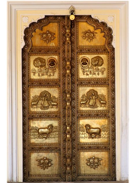 A door at the City Palace of Jaipur where The Royal family of Jaipur still resides. Temple Exterior, Doors Indian, Royal Doors, Jaipur City, Jaipur Travel, Wooden Main Door, Queens Jewels, India Photography, Vintage Doors