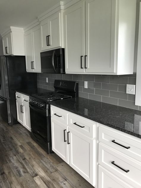 White Cabinets Black Countertops, Black And Grey Kitchen, White Cabinets White Countertops, Black Kitchen Countertops, Decor Tips And Tricks, Black Granite Countertops, Kitchen Ideas Dark Cabinets, Kitchen Ideas Dark, Black Countertops