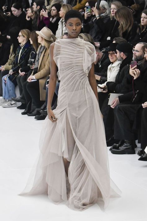 Fashion Design Runway, Fendi Dress 2023, Paris Fashion Week 2024 Haute Couture, Runway Looks 2024, Fendi 2023 Spring Summer, Satin Runway, Fashion Runway Aesthetic, Drape Fashion, Fendi Haute Couture