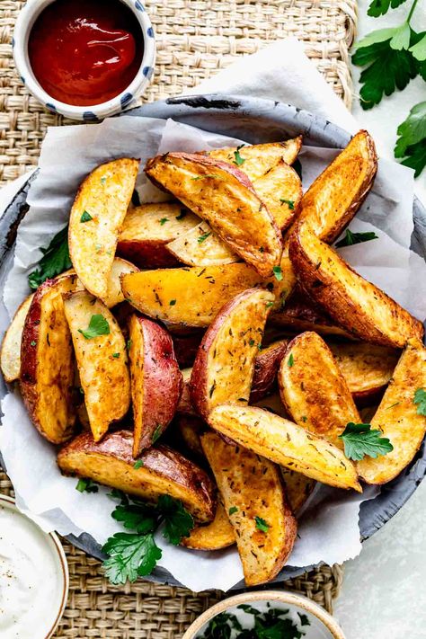 Red Potato Wedges, Red Potatoes Oven, Oven Wedges, Baked Red Potatoes, Oven Roasted Red Potatoes, Red Bliss Potatoes, Red Potato Recipes, Roasted Potato Wedges, Red Potato