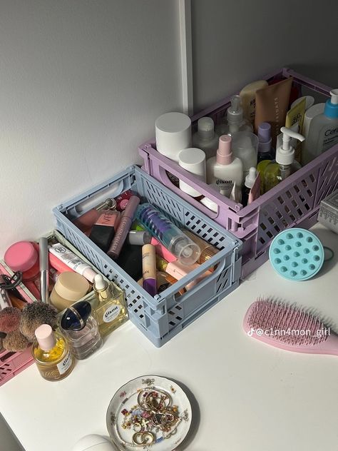 Cosmetic organiser