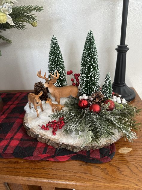 Reindeer Ideas For Christmas, Center Table Christmas Decor, Xmas Centerpiece Ideas, Diy Christmas Centerpieces, Christmas Centerpieces Cheap, Decor Centerpieces, Christmas Decorations Centerpiece, Christmas Centers, Log Slices