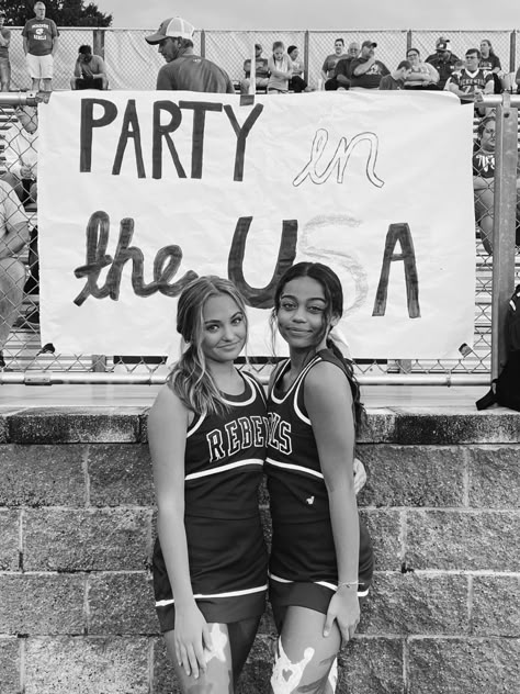 Usa Football Poster Ideas, Usa Posters Football, Usa Theme Football Game Signs, Football Game Signs Student Section, Fnl Signs, Usa Football Theme, Fnl Outfits, Fnl Posters, Hoco Decor