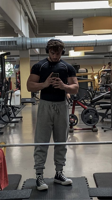 Gym Inspiration Men, Gymshark Men Outfit, Men’s Gym Fits, Winter Gym Outfit Men, Gym Winter Outfits, Masc Gym Outfits, Men Gym Aesthetic, Mens Fitness Photoshoot, Men Gym Outfit