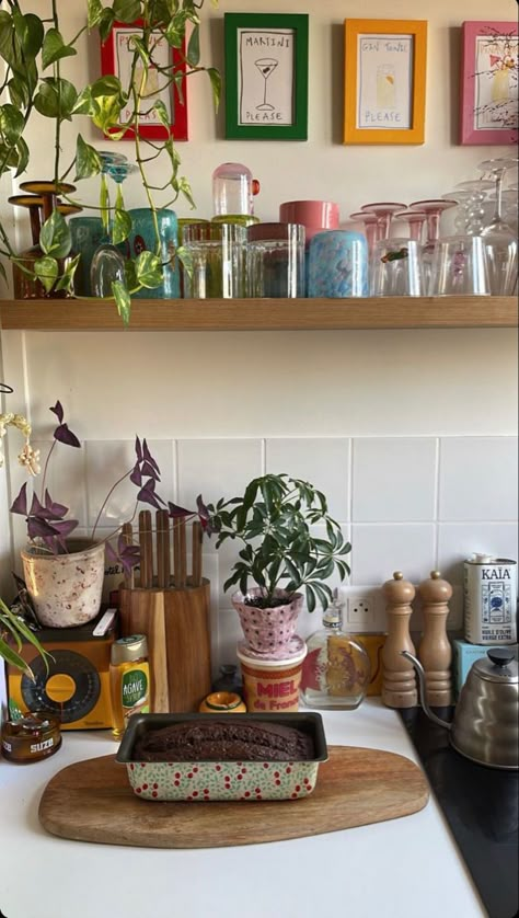 Herbs In The Kitchen Ideas, Urban Outfitters Home Aesthetic, Eclectic Apartment Kitchen, Colorful Kitchen Aesthetic, Old Kitchen Decorating Ideas, Appartment Astetics, Apartment Inspiration Vintage, Cute Apartment Kitchen, Apartment Decorating Kitchen