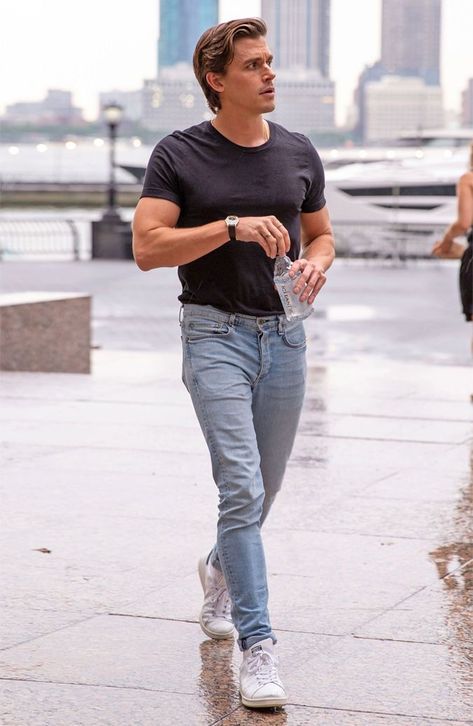 Men Jeans And T Shirt Outfit, Jeans And Tshirt Outfits Casual Men, Jogger Trousers Outfit Men, Men Summer Outfit Jeans, Summer Casual Outfit Men, Jeans And Shoes Men, Summer 23 Outfits Men, Men Basic Style, Casual Outfits Men Jeans