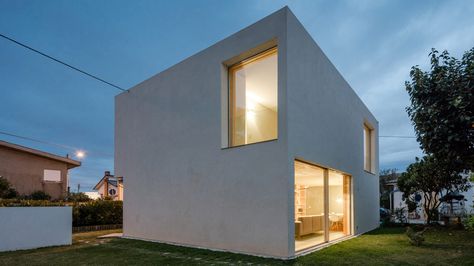 Mami House is a "mini bunker" built for a couple on a very tight budget Low Budget House, Low Cost Housing, Global Home, Concrete House, Minimalist Architecture, City House, Family House, Residential Architecture, Architecture Project