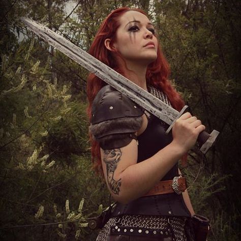 Need me a girl like dis. Viking Photoshoot, Female Viking, Viking Warrior Woman, Viking Warriors, Viking Costume, Viking Women, Viking Woman, Shield Maiden, Warrior Queen