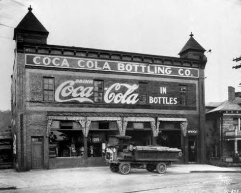 Old coke building plant Coca Cola Factory, Coca Cola History, John Pemberton, Always Coca Cola, Coca Cola Ad, World Of Coca Cola, Coca Cola Bottles, Vintage Coke, Delivery Truck