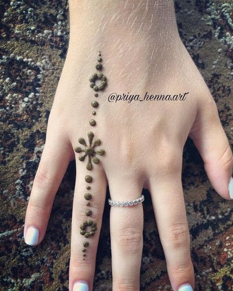 Henna Design Hand, Henna Finger Designs, Henna Design Easy, Henna Design Simple, Henna Hand Designs, Small Henna Tattoos, Palm Henna Designs, Small Henna Designs, Back Hand Mehndi Design