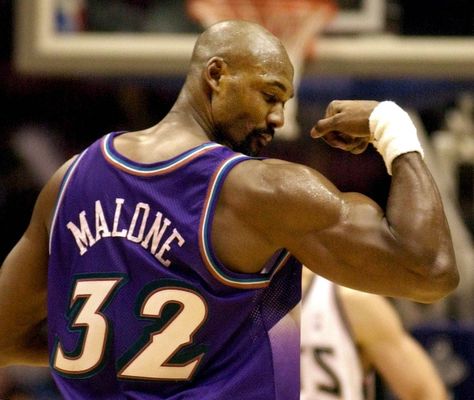 Karl Malone.....miss watching him (and his biceps) in a Jazz uniform! John Stockton, Karl Malone, Nba Legends, Nba Stars, Basketball Legends, Larry Bird, Nba News, Love And Basketball, National Basketball Association