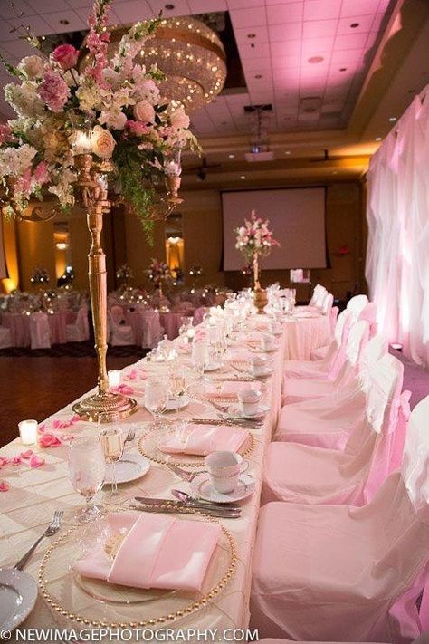 Head table, ivory wedding table cloth, pink and gold flowers, Victorian wedding theme, gorgeous, girly, classy, love it! Quince Heels Pink, Pink And Gold Wedding Dress, Pink And Gold Quinceanera, Pink Quinceanera Decorations, Forest Quinceanera, Pink Quince Theme, Pink And Gold Quince, Victorian Wedding Themes, Rose Gold Quinceanera