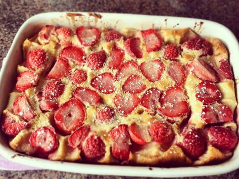 clafoutis aux fraises : Recette de clafoutis aux fraises - Marmiton Flan Dessert, Clafoutis Recipes, Chef Tips, Everyday Meals, Loaf Cake, Food Diary, Fruit Desserts, Sweet Desserts, Fruit Recipes