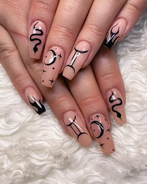 Discover Gemini Nails 2024: Short, Simple, and Unique Zodiac Styles Await Zodiac Nails Gemini, Zodiac Nails Designs Gemini, Capricorn Nail Ideas, Gemini Inspired Nails, Zodiac Inspired Nails, Gemini Nail Art, Birthday Nails Gemini, Leo Zodiac Nails, Gemini Nails Designs