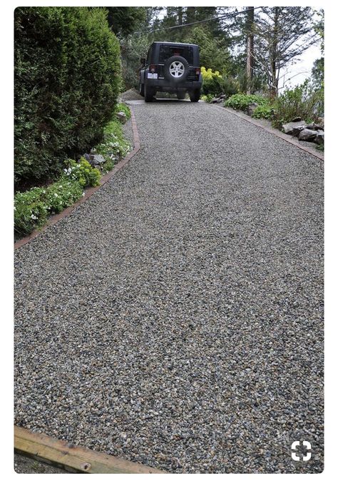 Gravel For Landscaping, Gravel Garden Ideas, Gravel Driveway Landscaping, Driveway Edging, Modern Driveway, Driveway Installation, Gravel Landscaping, Paver Walkway, Driveway Entrance