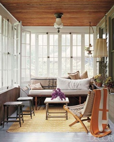 28 Airy Scandinavian Sunroom Designs:  This is a beautiful design. Minimalist and colorful, this sun room is a great place to relax with a book, enjoy breakfast, or socialize with friends. Pretty Porches, Small Sunroom, Sunroom Decorating, Sunroom Designs, Sun Porch, Real Estat, Lots Of Windows, Character Home, Design Del Prodotto