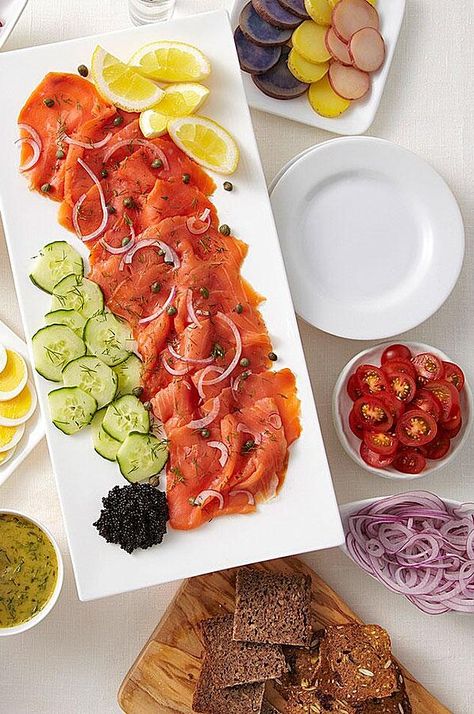 Smoked Salmon Presentation Ideas, Smoked Salmon Tray Ideas, Smoked Fish Platter, Fish Platter Presentation, Salmon Platter Ideas, Smoked Salmon Presentation, Smoked Salmon Appetizer Platter, How To Serve Smoked Salmon, Salmon Platter Presentation