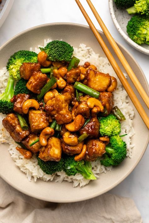 Tofu Healthy Recipes, Plats Healthy, Healthy Vegetarian Dinner, Tofu Dishes, Cashew Chicken, Tofu Recipes, Raw Food Recipes, Veggie Recipes, Healthy Lunch