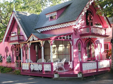 Little Pink Houses :) Martha Vineyard, Bakery House, Gingerbread Cottage, Pink Gingerbread, Cute Cottages, Houses Architecture, Pink Saturday, Oak Bluffs, Pink Cottage