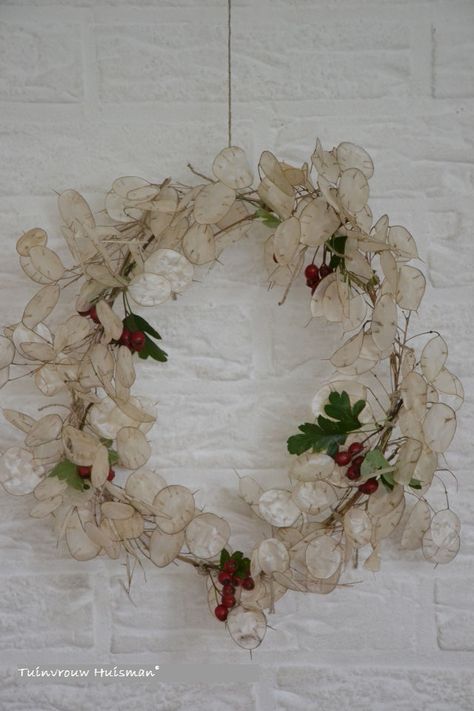 DIY Wreath of Lunaria annua - See More at DriedDecor.com Natal, Christmas Wreaths & Garlands, Aisle Flowers, French Beaded Flowers, Xmas Wreaths, Garden Crafts, Diy Wreath, Flower Wreath, How To Make Wreaths