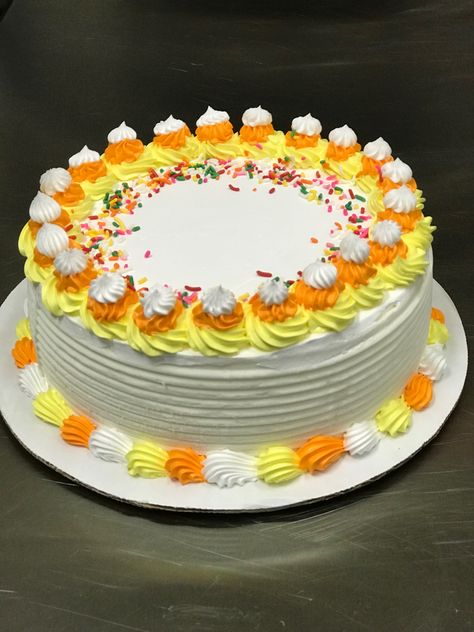 Fall Cake Designs Simple, Halloween Cake Designs Easy, Fall Sheet Cake Ideas, Simple Fall Cake Decorating, November Birthday Cake, Simple Round Cake Designs, Circle Cake Ideas, Thanksgiving Round Cakes, Dq Cakes