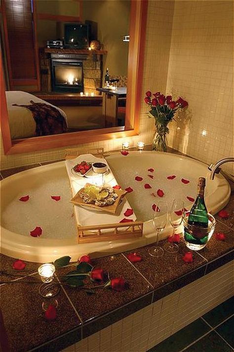 Looking forward to romantic bath time with my girl @Harlot ... ~dreams~ Bath Romantic, Bathtubs Ideas, Romantic Bathrooms, Romantic Bath, Dream Dates, Couple Romantic, Romantic Room, Romantic Candles, Bath Candles