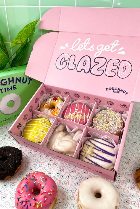 Donut Packaging Boxes, Donut Box Design, Donut Boxes Packaging, Donut Packaging Ideas, Doughnut Branding, Donut Packaging Design, Business Ideas Food, Doughnut Packaging, Donut Branding