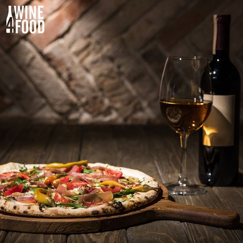 Curry Pizza, Malbec Wine, Unique Pizza, Pizza Bianca, Pizza Company, Pizza Making, Gourmet Pizza, Wine Delivery, Wine Food Pairing