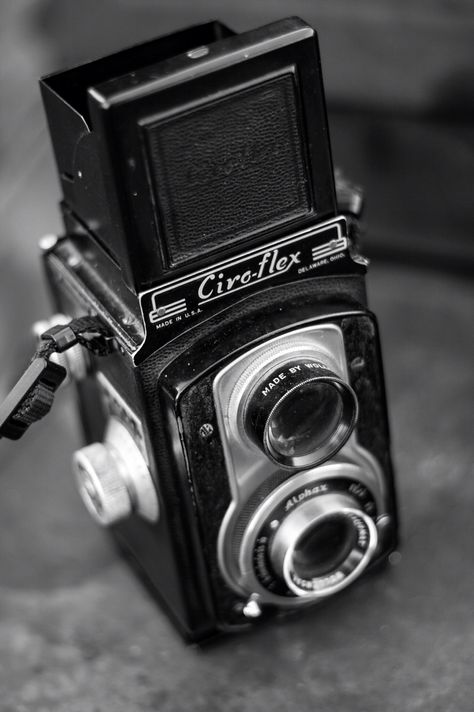 1940's Ciroflex Model B TLR Camera 1940s Camera, 1940s Aesthetic, Fotocamere Vintage, Classic Camera, Old Cameras, Movie Camera, Photography Subjects, Film Cameras, Vintage Cameras