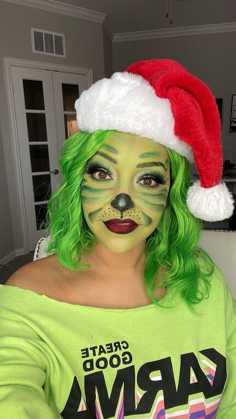 mrs_bella_maria on Instagram: 🎄Grinch Makeup look🎄 I created this look using both eye shadows and face paint. Are you a grinch? 😂 Deets below! 🎨 Paint… Female Grinch Costume, Grinch Party Costume, Yoda Face Paint, Simple Grinch Makeup, Grinch Eye Makeup, Easy Grinch Makeup, Cute Grinch Makeup, Whoville Makeup, Grinch Makeup Looks