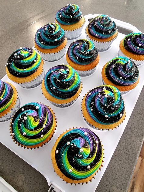 Alien Cupcake Cake, Space Birthday Party Cupcakes, Spaceship Cupcake Cake, Space Cupcake Ideas, Space Themed Birthday Cupcakes, Alien Halloween Party Food, Nasa Cupcakes, Space Alien Birthday Party, Alien Birthday Cake Ideas