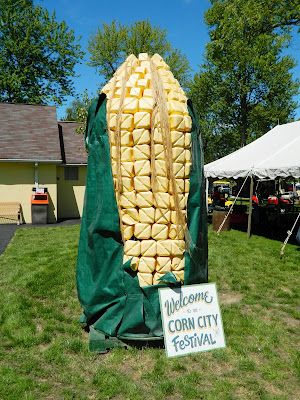 Corn Festival Decor, Corn Festival Ideas, Ffa Float Ideas For Parade, Corn Decorations, Hay Bale Decorating Ideas, Decorated Hay Bales, Hay Maze, Corn Festival, Hay Bale Decorations