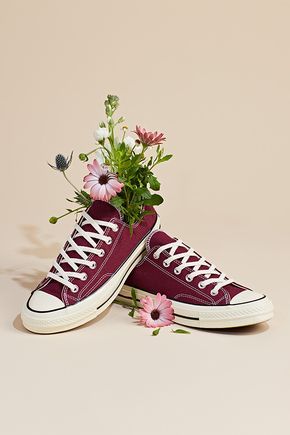 Festival Must Haves, Shoes Fashion Photography, Flower Shoes, Shoes Photography, Shoes Photo, Clothing Photography, Shooting Photo, Converse Sneakers, Nike Just Do It