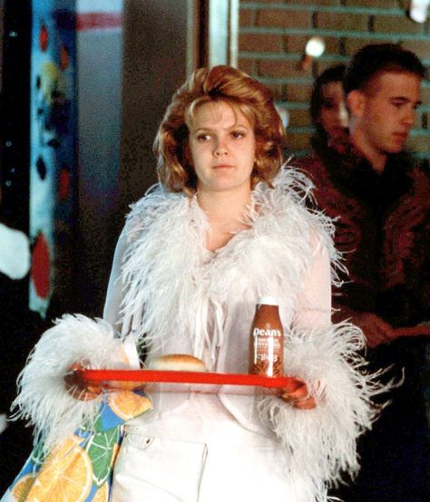 Drew Barrymore style in Never Been Kissed: white fluffy top 90s Movies Costumes, 90s Inspired Halloween Costumes, 90s Movie Character, 90s Teen Movies, Movie Character Outfits, Grunge Style Outfits, Drew Barrymore Style, Cher And Dionne, 90s Fashion Icons