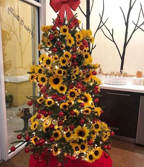 14 Sunflower Christmas Trees To Brighten Up Your Holiday Decorating Ideas Sunflower Christmas Tree, Fall Tree Decorations, Fall Christmas Tree, Sunflower Tree, Sunflower Christmas, Holiday Decorating Ideas, Thanksgiving Tree, Christmas Tree Inspiration, Sunflower Decor