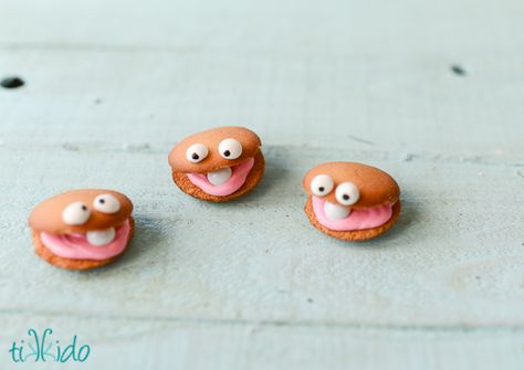 Easy Nilla Wafer Nautical Oyster Cookies Tutorial | TikkiDo.com Shell Cookies Decorated, Clam Shell Cookies, Shell Cookies, Oyster Cookies, Non Sandwich Lunches, Nilla Wafers, Edible Crafts, Ruffle Cake, Cookie Tutorials