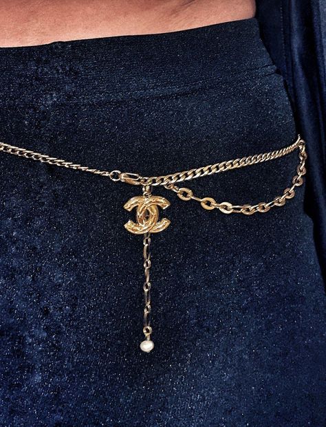 OAK Repurposed Chanel Belt at Dreamized 💫 Chanel Aesthetic Outfit, Chanel Inspired Outfit, Chanel Girl, Chanel Chain Belt, Chanel Aesthetic, Vintage Chanel Bag, Classic Belt, Belt Chain, Jewellery Belt