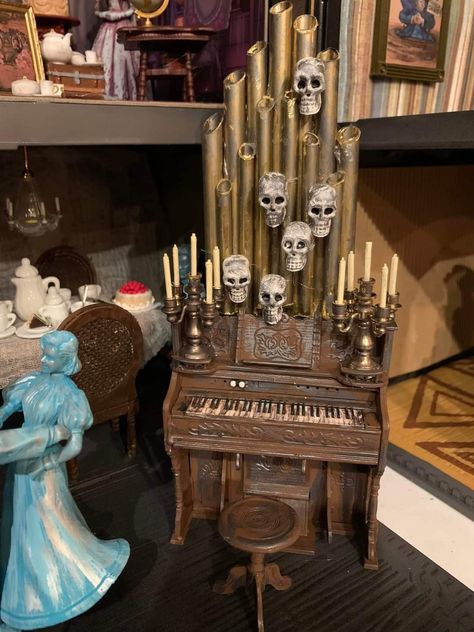 Horror Diorama Ideas, Witch Doll House, Witch Dollhouse Diy, Haunted Mansion Dollhouse, Diy Haunted Dollhouse Ideas, Spooky Diorama, Haunted Dollhouse Diy Ideas, Witchy Dollhouse, Haunted House Inspiration