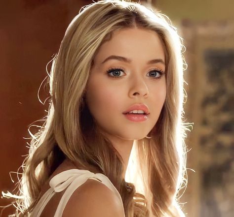 Alison Dilaurentis Season 1, Alison Pretty Little Liars, Pretty Little Liars Aria, Alison Dilaurentis, Sasha Pieterse, Celebrity Makeup Looks, Pretty Little Liars, Blonde Girl, Gossip Girl