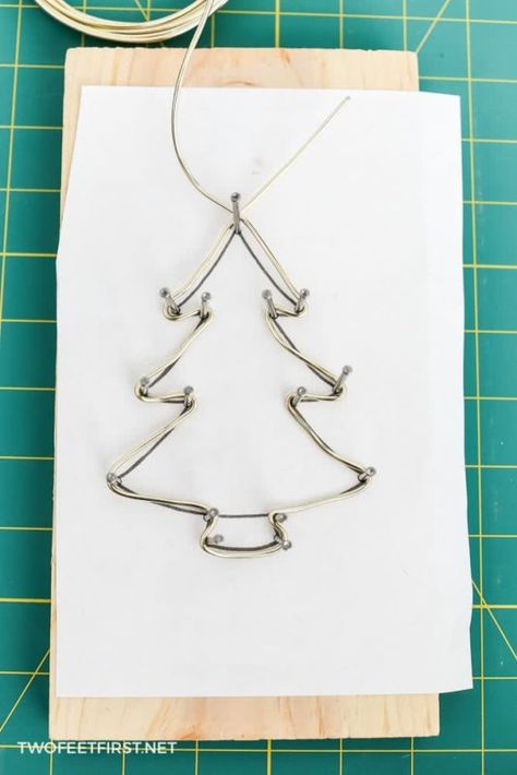 Wire Ornaments Diy, Wire Christmas Tree, Ornaments Diy Christmas, Wire Jig, Wire Ornaments, Wire Art Sculpture, Wire Diy, Wire Jewelry Tutorial, Diy Ornaments