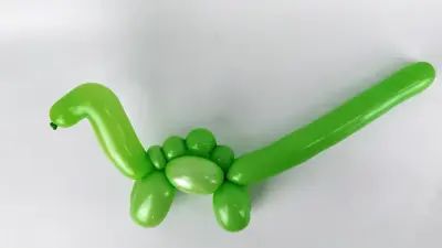 How to Make a Balloon Diplodocus and a Balloon Velociraptor - Mossieur Ballon Balloon Animal Dinosaur, Ballon Dinosaur Diy, Balloon Dinosaur Diy, Balloon Animals Tutorial, Balloon Animal Tutorial, Simple Balloon Animals, How To Make Balloon Animals, Diy Balloon Animals Easy, Balloon Twisting Tutorial