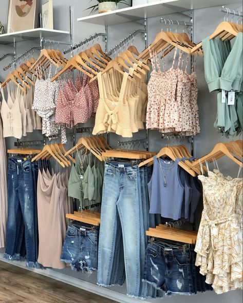 Boutique display Butic Decoration, Boutique Displays Clothing, Display Clothing Ideas, Clothing Shop Ideas Boutiques, Retail Clothes Display, Western Boutique Interior Design, Clothes Magazine Design, Clothe Store Ideas, Clothes Display Ideas Boutiques