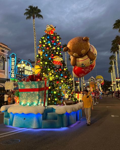 ❄️ Get ready for the most wonderful time of the year at Universal Orlando Resort ❄️ When you choose to celebrate the holidays at Universal Orlando everyone will be smiling from ear to eat all day long with its amazing offerings: 🎄Universal’s Holiday Parade featuring Macy’s. 🎄Diagon Alley and Hogsmeade decked out for the holidays during Christmas in The Wizarding World of Harry Potter. 🎄Music and fun of The Grinchmas™ Who-liday Spectacular starring the Grinch™ in Universal’s Islands of Adven... Holiday Parades, The Wizarding World Of Harry Potter, Diagon Alley, Universal Orlando Resort, Islands Of Adventure, Wizarding World Of Harry Potter, Universal Orlando, Wonderful Time Of The Year, Wizarding World