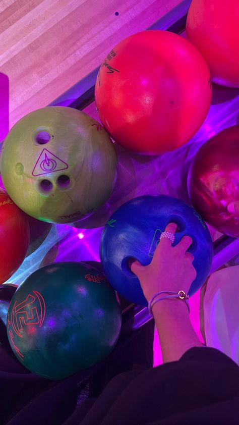 Bowling Story Instagram, Bowling Snapchat, Bowling Photo Ideas, Bowling Instagram Story, Bowling Fake Story, Boliche Aesthetic, Bowling Story, Bowling Aesthetic Pictures, Bowling Alley Aesthetic