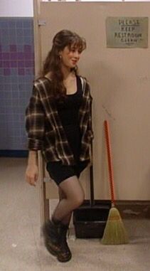 This is a picture from Full House and that show is sooo classic! This is a perfect example of a grunge look straight from the 90s. Love this. 90s Grunge, Grunge Girl, Full House, Aria Montgomery Style, Grunge Outfits 90s, 1990s Dress, 90s Fashion Grunge, Grunge Look, Geek Girls