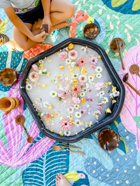 Looking for a fun sensory tray activity?  Set up one of our waterproof play mats and dive into this flowery nature play. Watch fine motor skills at work while your little ones have fun discovering this pretty water play.  #waterproofmat #playmat #sensoryplaytray #sensoryplayforkids #tufftrayplayideas #tufftrayplay #sensoryplay #finemotorskills #finemotorplay #toddleractivities #messyplayideas #toddlerplayideas #smallworldtray #smallworld #waterplay #waterplaytray #waterplayideas #natureplay Sensory Play Party, Water Activities Eyfs, Nature Sensory Play, Water Messy Play, Water Play Curiosity Approach, Beach Sensory Play, Bath Sensory Play, Water Play Activities For Toddlers, Weather Messy Play